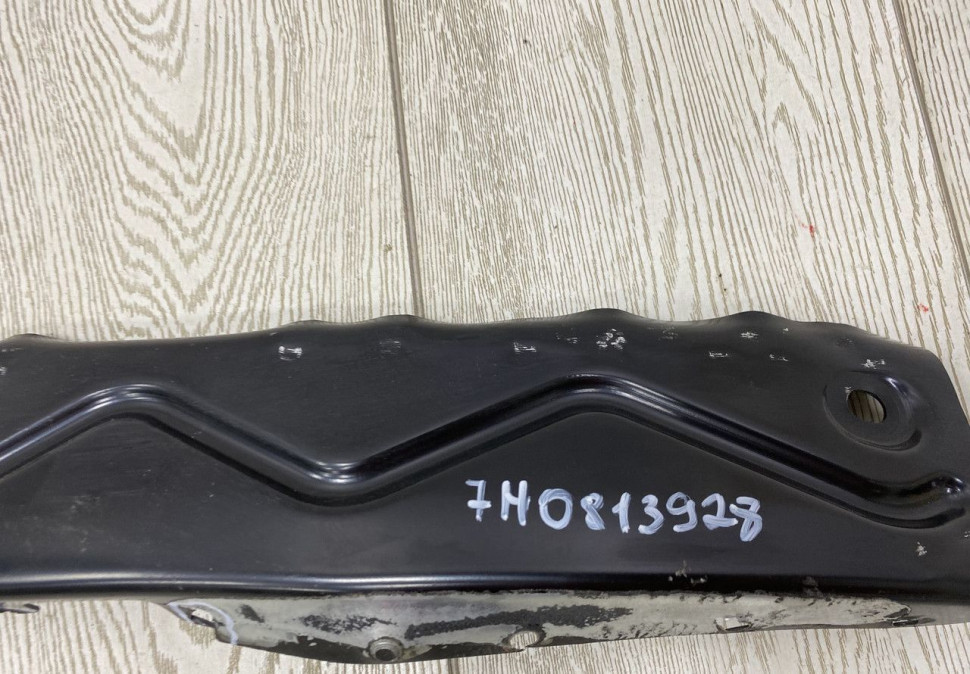 Опорная планка Volkswagen Transporter T5 2009 oem 7H0813928