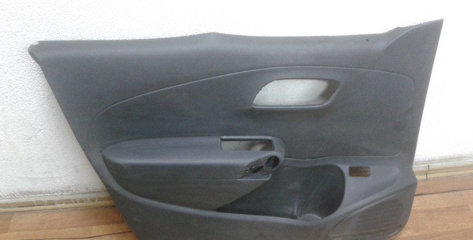 Обивка двери передняя левая Volkswagen Polo oem 6ru867011 (мал. вмятина) (скл-3)