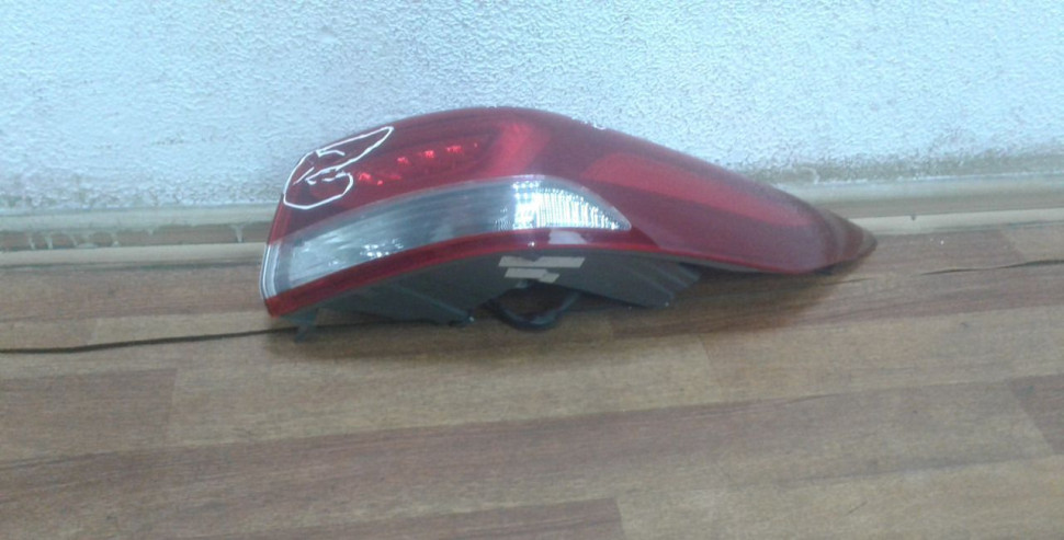 Фонарь правый Hyundai Elantra 6 AD oem 92402f2110 (скол стекла)