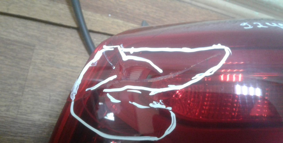 Фонарь правый Hyundai Elantra 6 AD oem 92402f2110 (скол стекла)