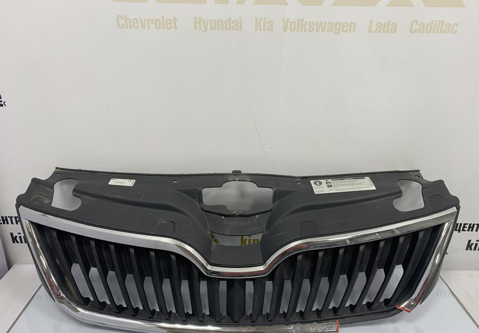 Решетка радиатора Skoda Rapid OEM 5JA853668