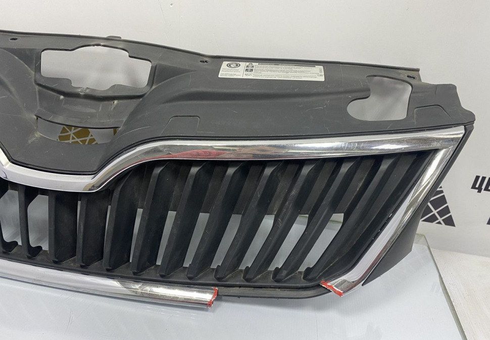 Решетка радиатора Skoda Rapid OEM 5JA853668