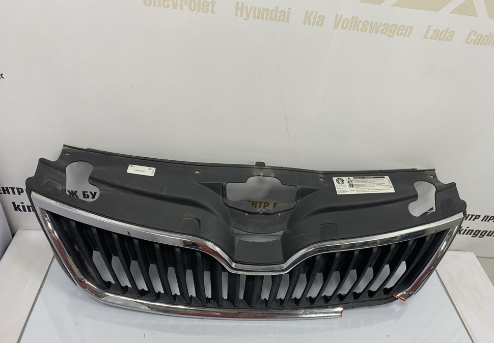 Решетка радиатора Skoda Rapid OEM 5JA853668