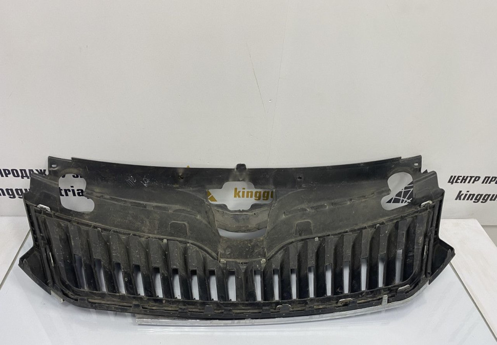 Решетка радиатора Skoda Rapid OEM 5JA853668