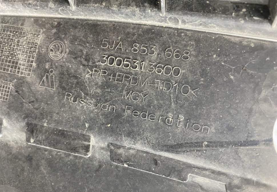 Решетка радиатора Skoda Rapid OEM 5JA853668