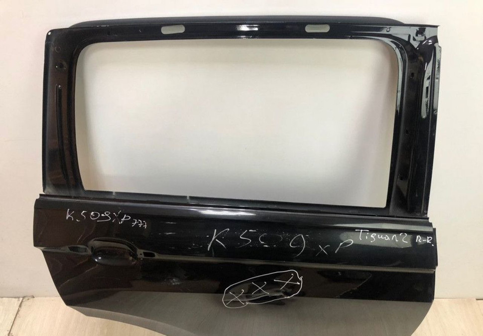 Дверь задняя правая Volkswagen Tiguan 2 oem 5NA833056H (вмятина) Дверь задняя правая Volkswagen Tiguan 2 oem 5NA833056H (вмятина)