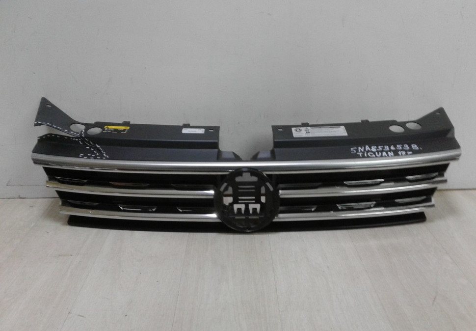 Решетка радиатора Volkswagen Tiguan 2 (17>) oem 5NA853653B (скл-3)