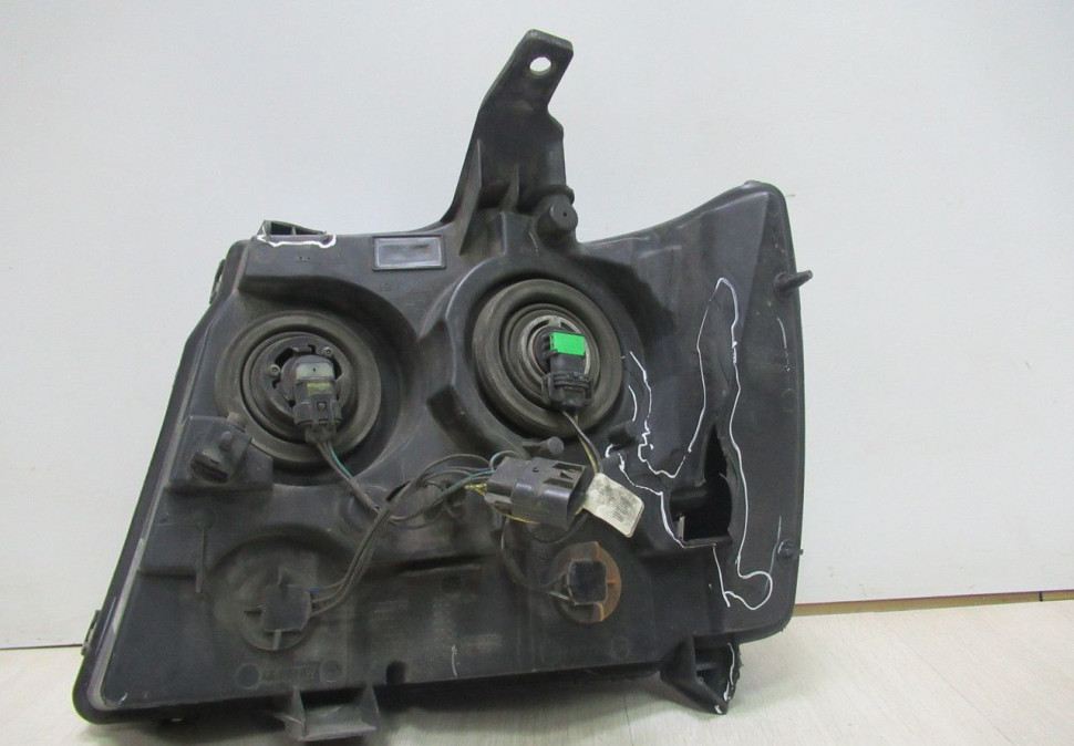 Фара правая Chevrolet Tahoe 3 oem 22751278 (слом.2креп.)  (трещина и слом.часть корп.) (скл-3)