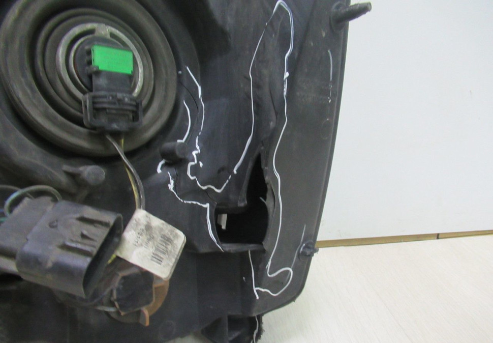 Фара правая Chevrolet Tahoe 3 oem 22751278 (слом.2креп.)  (трещина и слом.часть корп.) (скл-3)