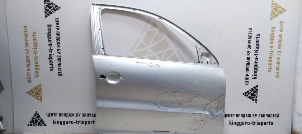 Дверь передняя правая Volkswagen Tiguan с вмятиной