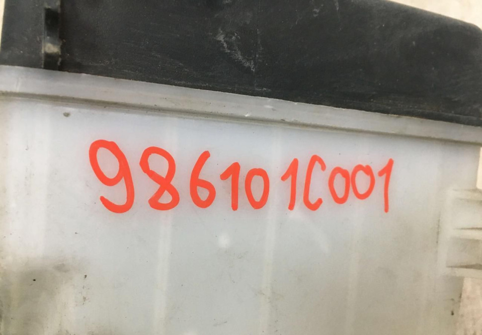 Бачок омывателя Hyundai Getz 2002-2006 oem 986101C021