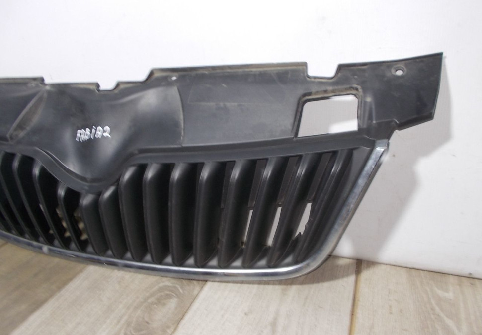 Решетка радиатора бу Skoda Fabia 2 OEM 5J0853668C