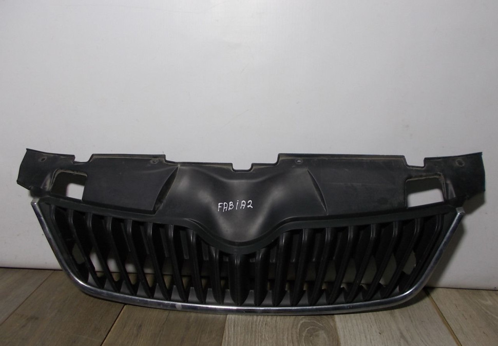 Решетка радиатора бу Skoda Fabia 2 OEM 5J0853668C