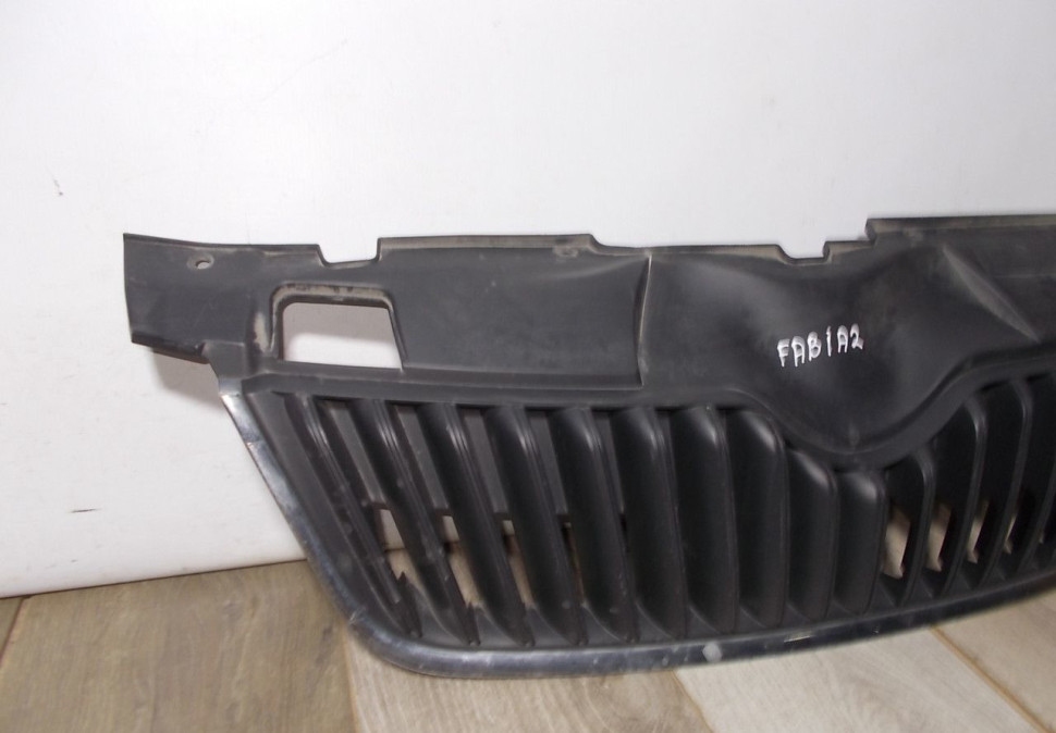 Решетка радиатора бу Skoda Fabia 2 OEM 5J0853668C Решетка радиатора бу Skoda Fabia 2 OEM 5J0853668C