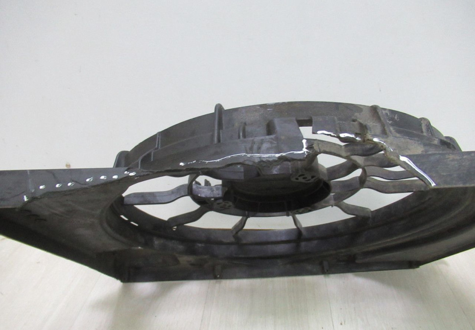 Диффузор вентилятора Hyundai Solaris 2 oem 25380h8000 (слом.часть)