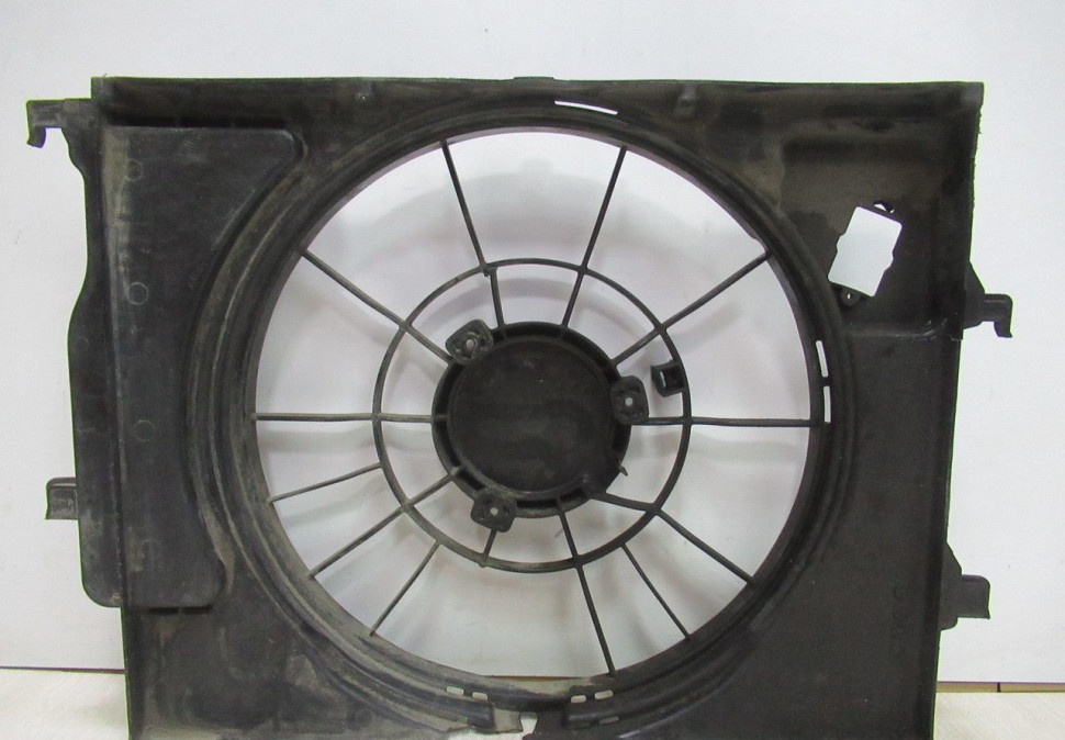 Диффузор вентилятора Hyundai Solaris 2 oem 25380h8000 (слом.часть)