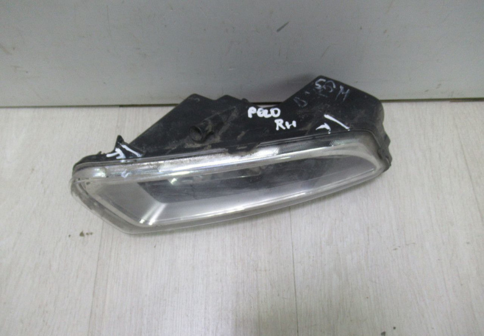 Противотуманная фара (Птф) левая Volkswagen Polo рестайл oem 6R0941061D (слом. 2 крепл.)