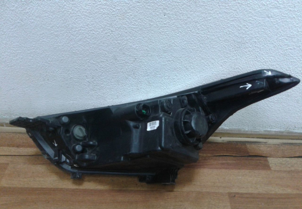 Фара правая Hyundai Creta oem 92102m0000 (слом. все крепл.)