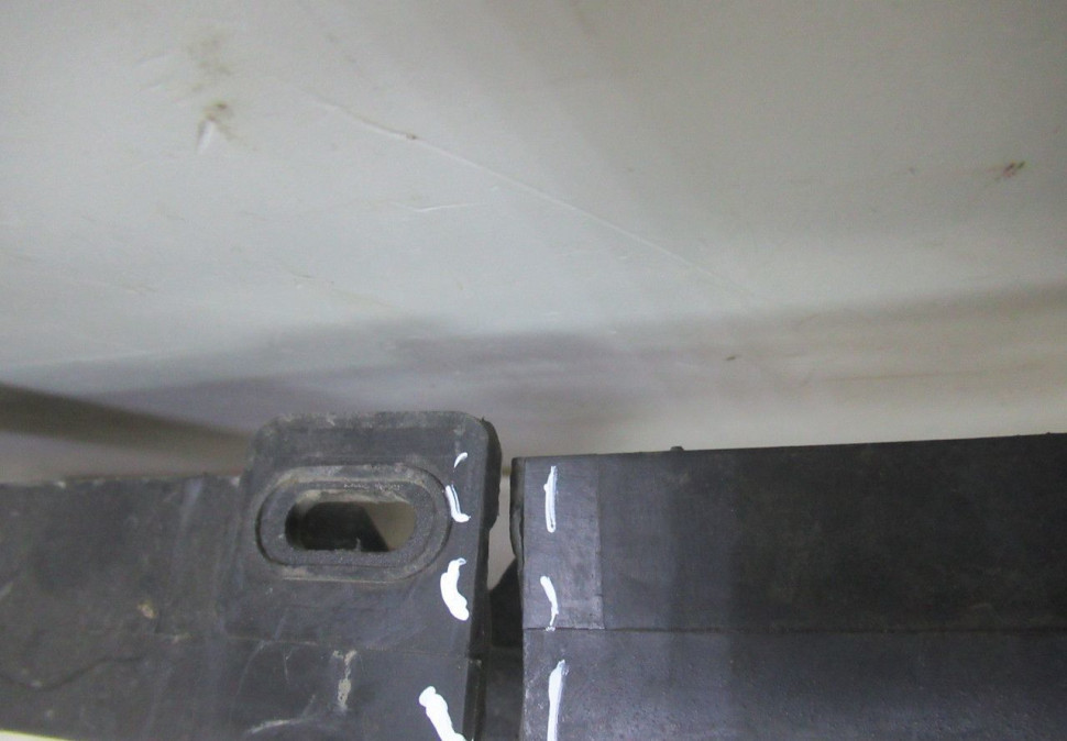 Усилитель переднего бампера (пластиковый) Lada Vesta oem 8450031189 (трещины) (скл-3)