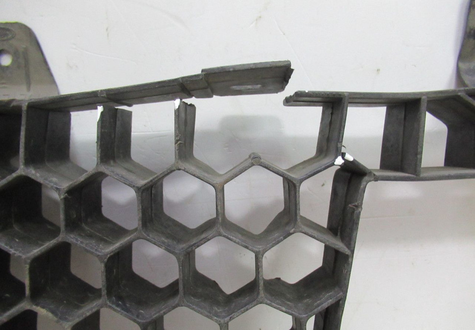 Усилитель переднего бампера (пластиковый) Lada Vesta oem 8450031189 (трещины) (скл-3)