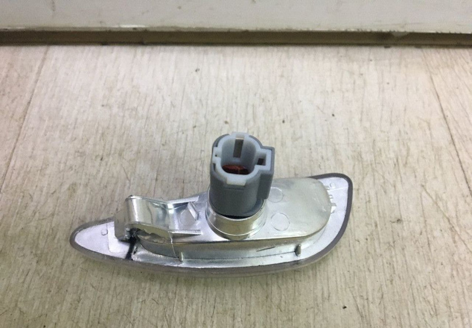 Повторитель поворота правый Hyundai Solaris 1 oem 923041R000