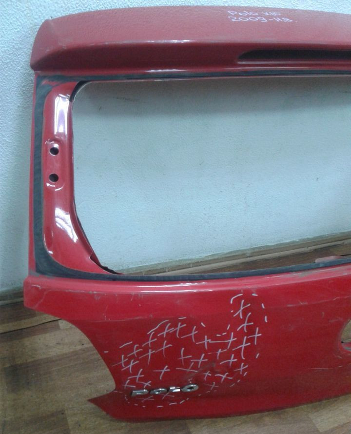 Крышка багажника Volkswagen Polo хетчбэк (вмятина) Крышка багажника Volkswagen Polo хетчбэк (вмятина)