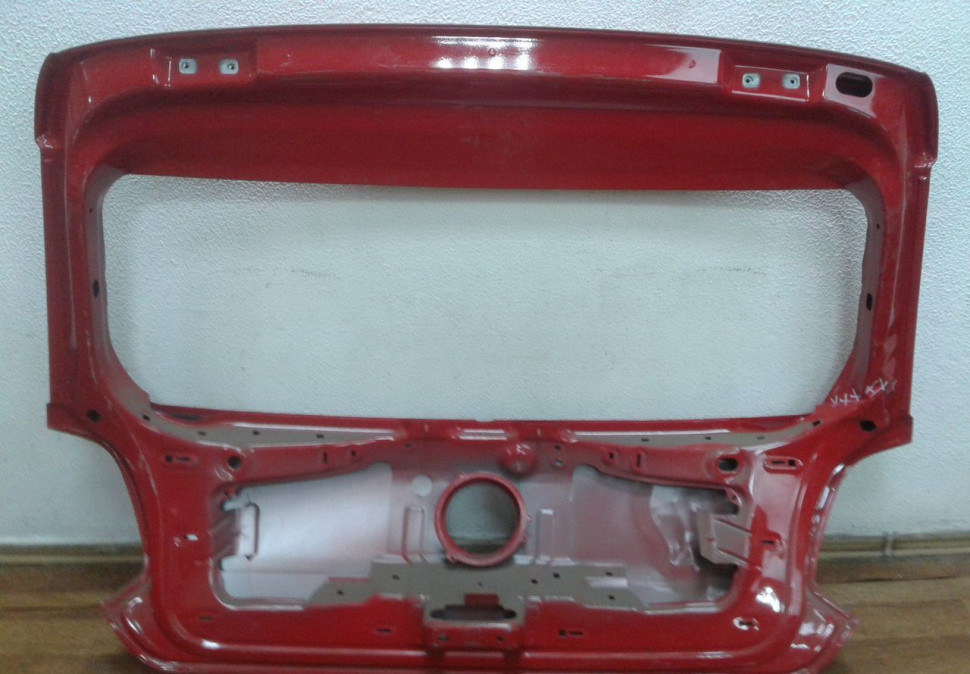 Крышка багажника Volkswagen Polo хетчбэк (вмятина) Крышка багажника Volkswagen Polo хетчбэк (вмятина)