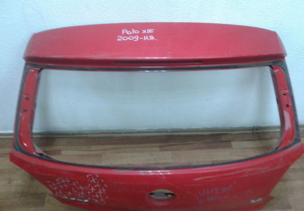 Крышка багажника Volkswagen Polo хетчбэк (вмятина) Крышка багажника Volkswagen Polo хетчбэк (вмятина)