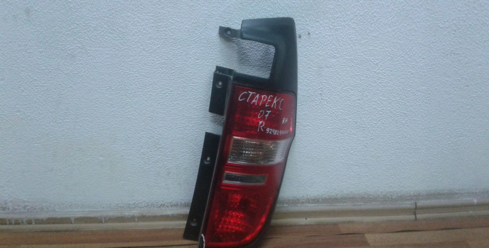 Фонарь правый Hyundai Starex oem 924024h000 (скол)