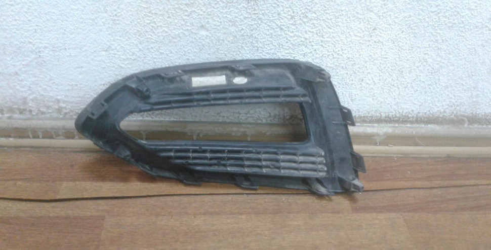 Решетка рамка птф правая Hyundai Solaris 2 oem 86528h5000