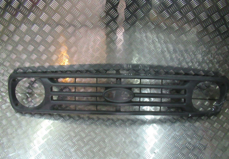 Решетка радиатора Lada Niva oem 21214840101450 (трещины ) (скл-3)