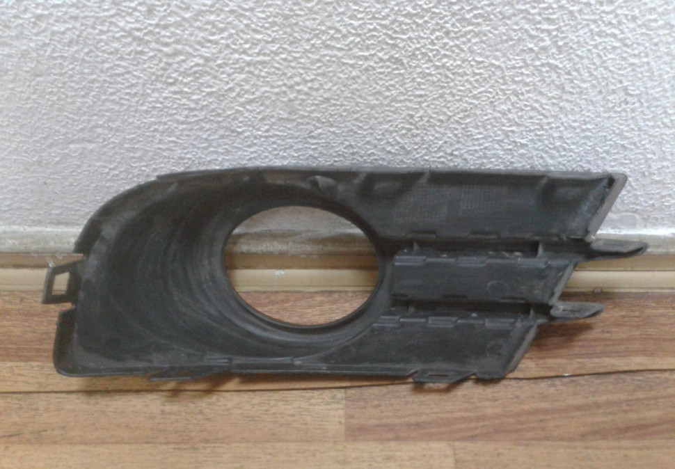 Решетка рамка птф правая Volkswagen Tiguan (11-16) oem 5n0853666 (скл-3)