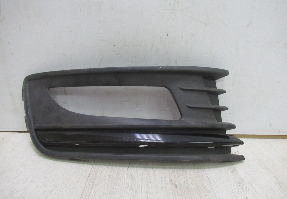 Решетка рамка ПТФ правая Volkswagen Polo рест oem 6RU853666F