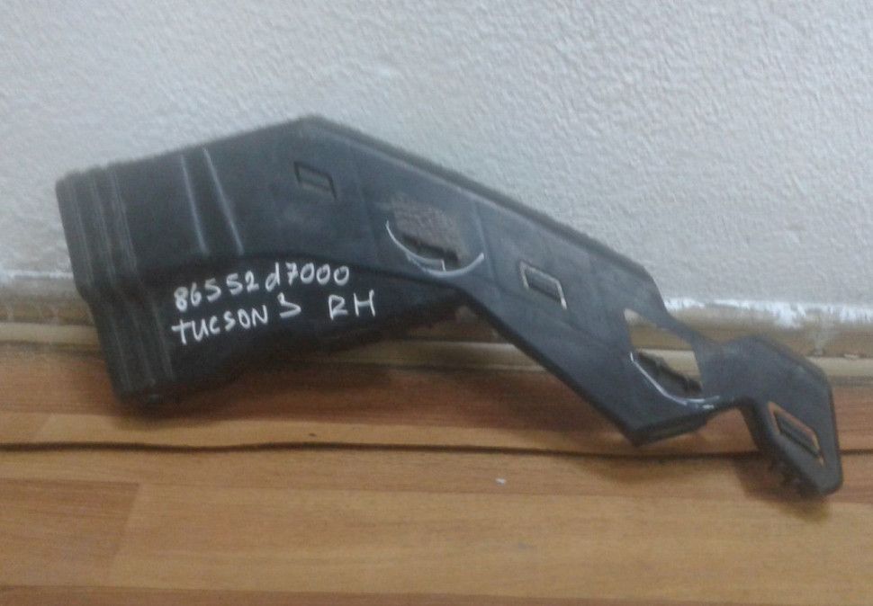 Кронштейн переднего бампера правый Hyundai Tucson 3 oem 86552d7000 (слом.2 креп.)