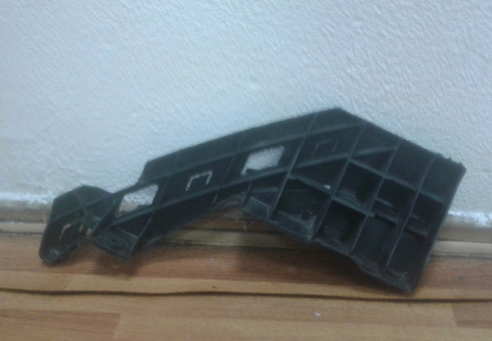 Кронштейн переднего бампера правый Hyundai Tucson 3 oem 86552d7000 (слом.2 креп.)