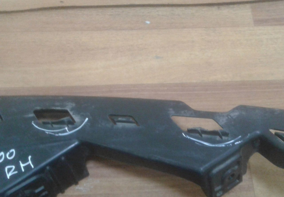 Кронштейн переднего бампера правый Hyundai Tucson 3 oem 86552d7000 (слом.2 креп.)
