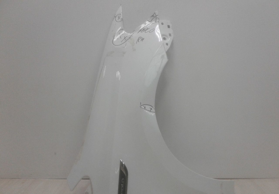 Крыло переднее правое Volkswagen Polo седан oem 6RU821106 (вмятины)