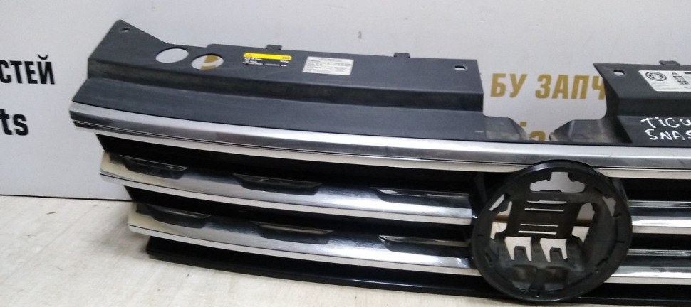Решетка радиатора Volkswagen Tiguan 2 16-20 oem 5NA853653B (скл-3)