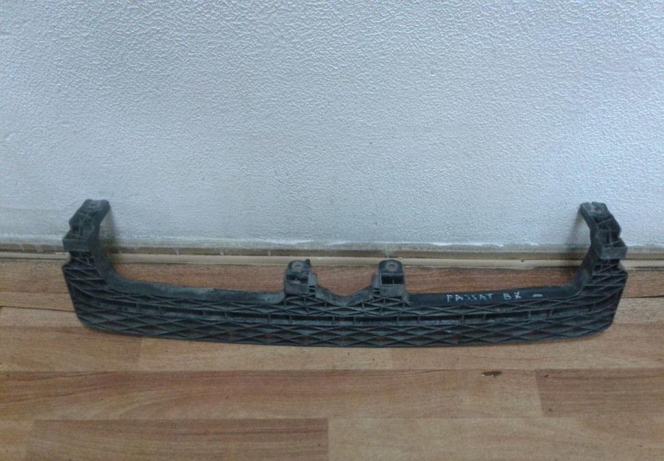 Усилитель переднего бампера нижняя пластик Volkswagen Passat B7 oem 3aa807571