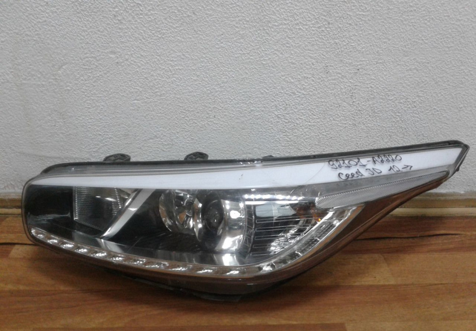Фара левая Kia Ceed JD oem 92101A2220 (слом. 3 крепл., трещ. корп.)