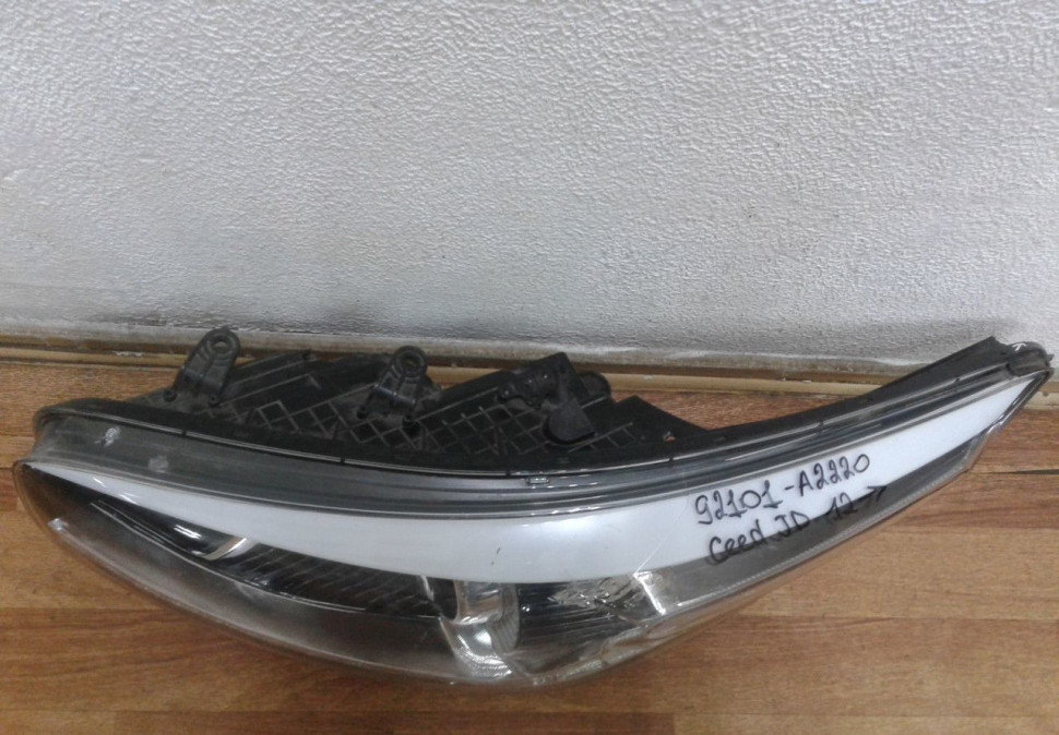 Фара левая Kia Ceed JD oem 92101A2220 (слом. 3 крепл., трещ. корп.)