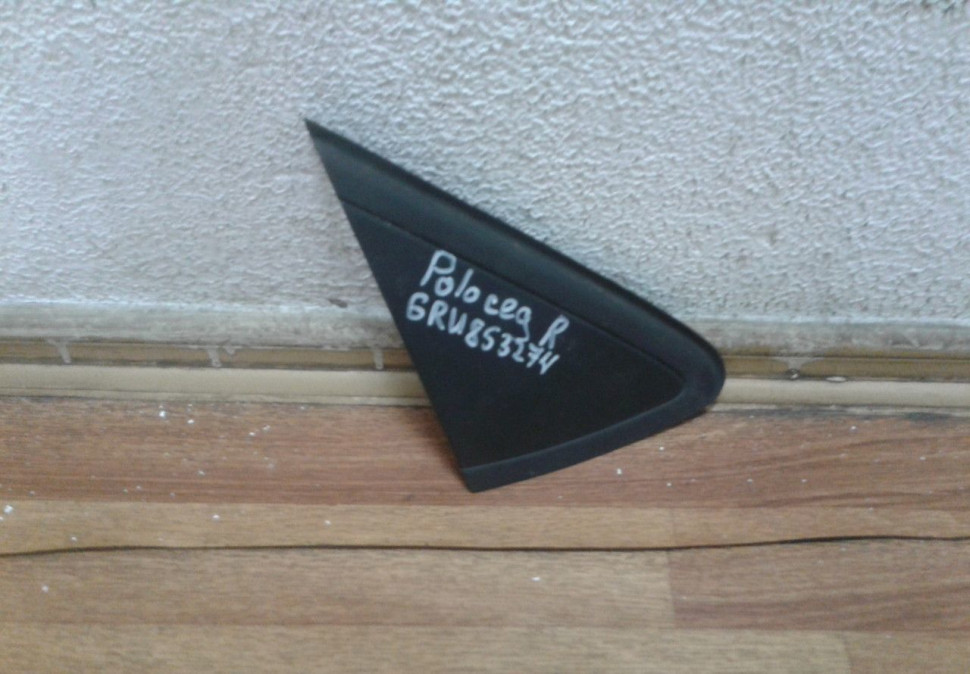 Накладка крыла передняя правая (уголок) Volkswagen Polo oem 6ru853274