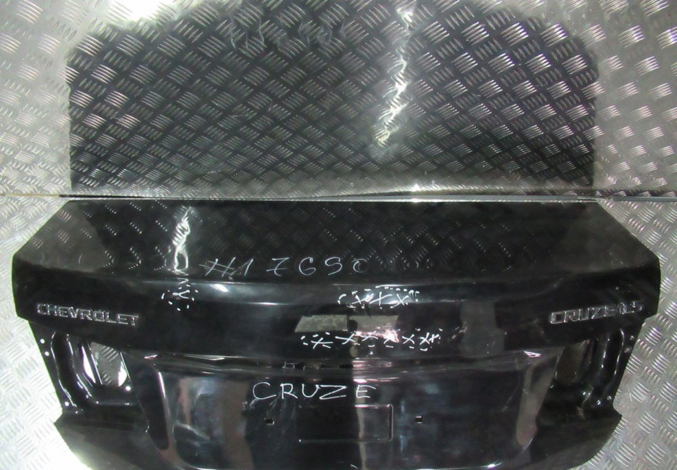 Крышка багажника Chevrolet Cruze седан oem 95950847 (вмятины) (скл-3)