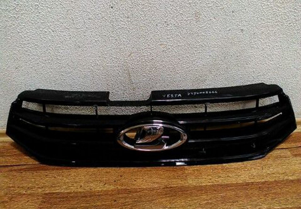 Решетка радиатора Lada vesta трещины oem 8450008666 (скл-3)