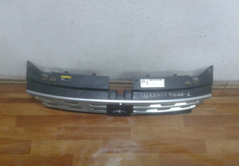 Решетка радиатора Volkswagen Tiguan 2 (17>) oem 5NA853653B
