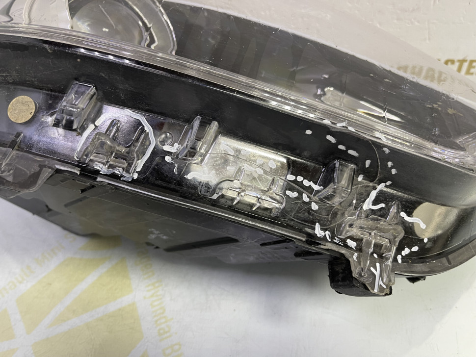 Фара правая Hyundai Creta (16>) oem 92102m0100 (слом.все креп.) Фара правая Hyundai Creta (16>) oem 92102m0100 (слом.все креп.)