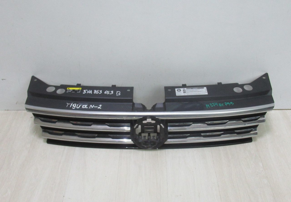 Решетка радиатора Volkswagen Tiguan 2 (16>) oem 5NA853653B (маленькая трещина) (скл-3)