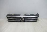Решетка радиатора Volkswagen Tiguan 2 (16>) oem 5NA853653B (маленькая трещина) (скл-3)