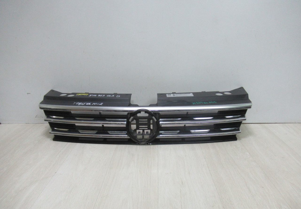 Решетка радиатора Volkswagen Tiguan 2 (16>) oem 5NA853653B (маленькая трещина) (скл-3)
