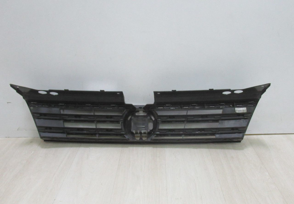 Решетка радиатора Volkswagen Tiguan 2 (16>) oem 5NA853653B (маленькая трещина) (скл-3) Решетка радиатора Volkswagen Tiguan 2 (16>) oem 5NA853653B (маленькая трещина) (скл-3)